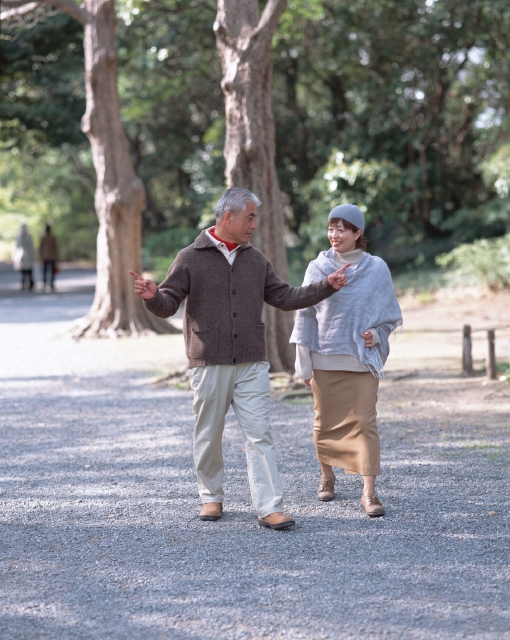 人物 日本人 夫婦 中高年 散歩 屋外 正面 横顔 全身 2人 男性 女性 庭園 歩く 会話 フォト作品紹介 イラスト 写真のストックフォトwaha ワーハ カンプデータは無料