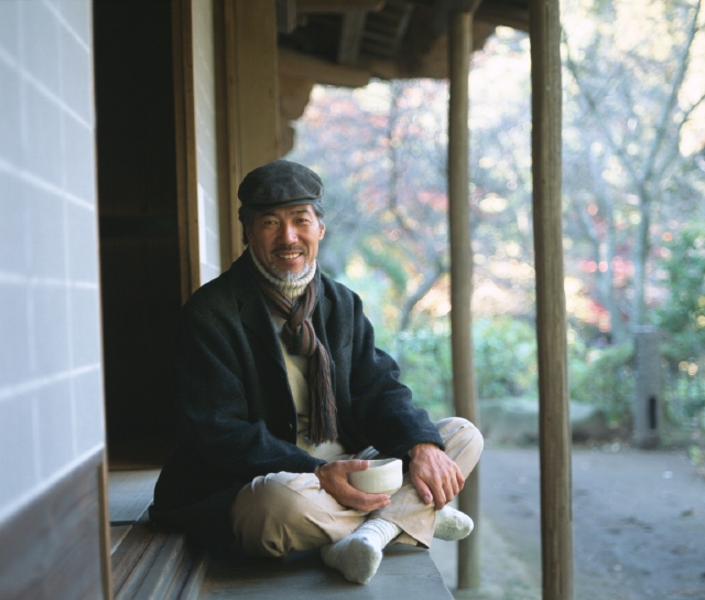 人物 日本人 中高年 旅行 秋 屋内 屋外 正面 全身 ポートレート 男性 リラックス 休憩 マフラー あぐら 縁側 飲む お茶 抹茶 和風 庭園 ダンディー 季節 四季 季節 四季 フォト作品紹介 イラスト 写真のストックフォトwaha ワーハ