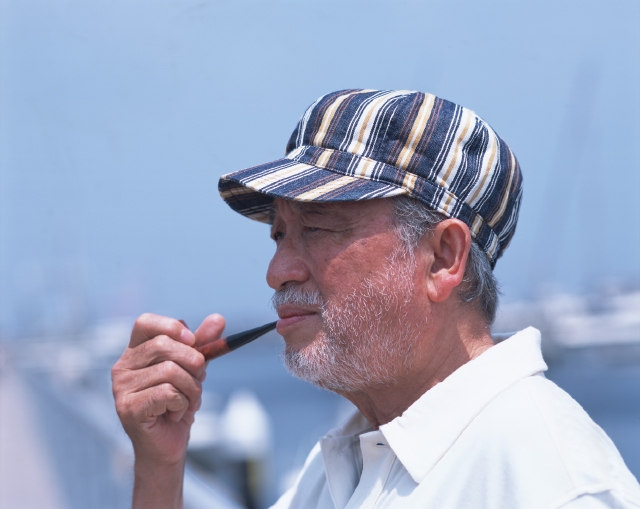 人物 日本人 夢 考える シニア 屋外 横向き 横顔 上半身 男性 休憩 港 埠頭 散歩 パイプ タバコ たばこ 見つめる 青空 フォト作品紹介 イラスト 写真のストックフォトwaha ワーハ カンプデータは無料