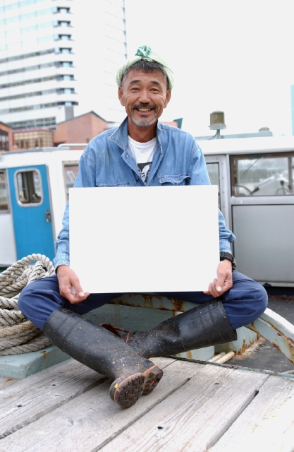 イラスト＆写真のストックフォトwaha（ワーハ）　人物、日本人、職業、メッセージボード、屋外、正面、全身、ポートレート、中高年、40代、50代、男性、漁師、漁業、漁船、空、港、埠頭、波止場、笑う、休憩、職業、笑う、笑い、スマイル、仕事　p8-1881b-data