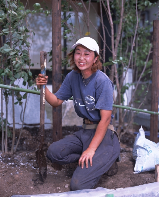人物 日本人 職業 女性 代 30代 屋外 正面 全身 ポートレート 造園 職人 庭師 スコップ 土を掘る 嬉しい 職業 仕事 フォト作品紹介 イラスト 写真のストックフォトwaha ワーハ カンプデータは無料