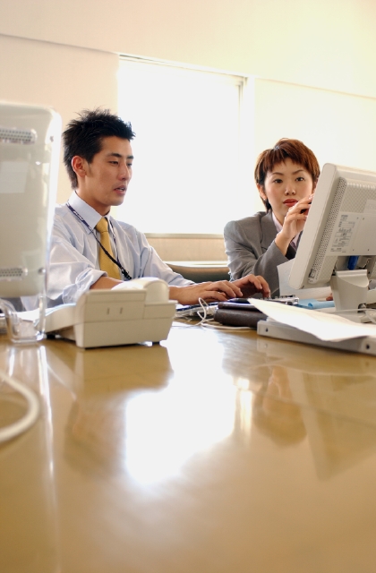 イラスト＆写真のストックフォトwaha（ワーハ）　人物、日本人、ビジネス、グループ、ビジネス、パソコン、屋内、2人、正面、上半身、ビジネスマン、ビジネス、男性、ビジネスウーマン、ビジネス、女性、会議、相談、デスクワーク、オフィス、机、パソコン、事務処理、仕事、働く、サラリーマン　p9-0222b-data