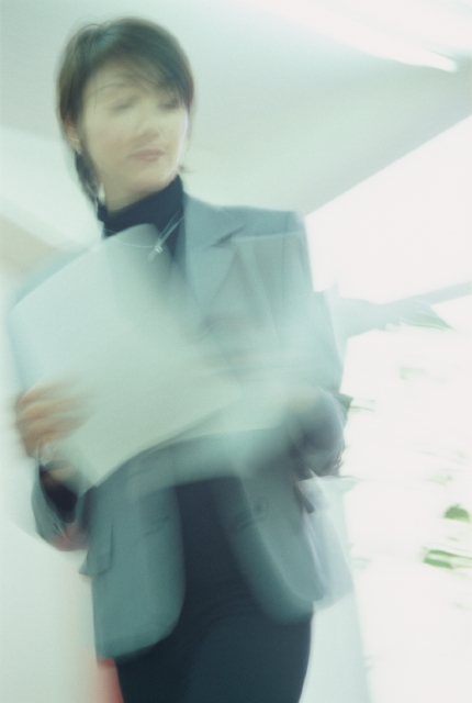 イラスト＆写真のストックフォトwaha（ワーハ）　人物、日本人、ビジネスイメージ、屋内、正面、上半身、ブレ、書類、オフィス、ビジネスウーマン、ビジネス、女性、スーツ、働く、仕事、働く　p9-0447b-data