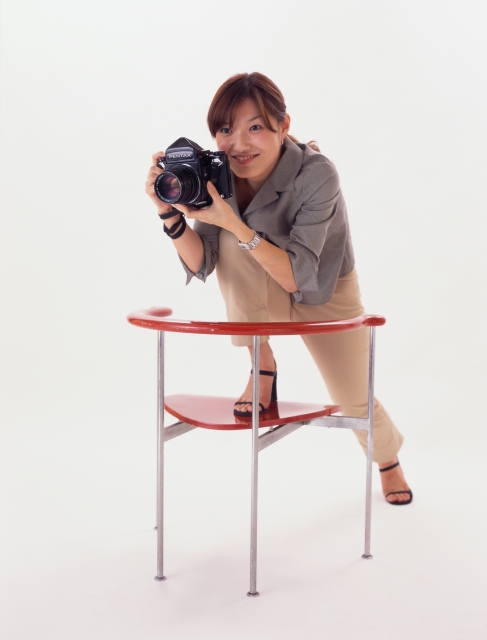 イラスト＆写真のストックフォトwaha（ワーハ）　人物、日本人、ビジネス、ビジネスウーマン、女性、白バック、正面、全身、スタジオ、白バック、カメラマン、写真、カメラ、覗く、椅子、仕事、仕事、働く、OL　p9-0804a
