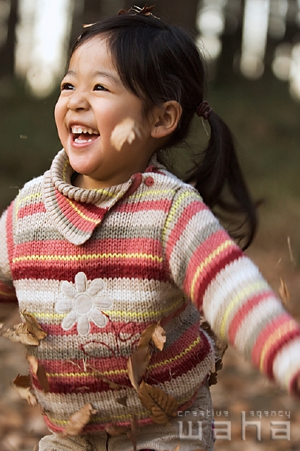 イラスト＆写真のストックフォトwaha（ワーハ）　人物、日本人、冬、秋、子供、子供、笑顔、笑う、笑い、スマイル、季節、四季、子ども、こども　pc1-0013b