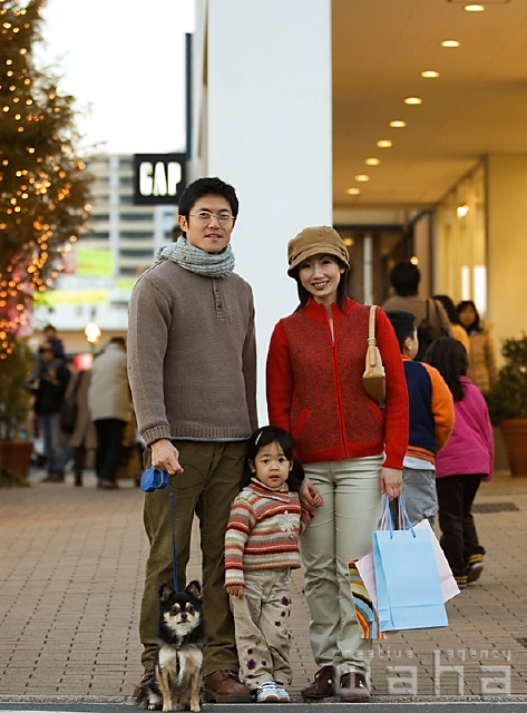 イラスト＆写真のストックフォトwaha（ワーハ）　人物、日本人、家族、ショッピング、冬、散歩、季節、四季、季節、四季　pc1-0037b