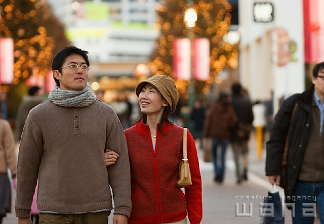 イラスト＆写真のストックフォトwaha（ワーハ）　人物、日本人、冬、夫婦、散歩、季節、四季、季節、四季　pc1-0039b