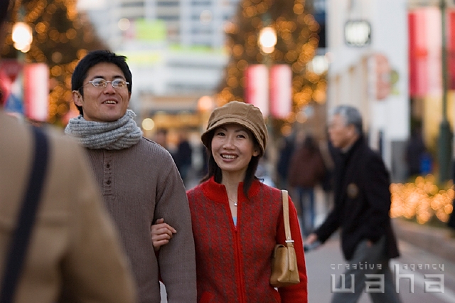 イラスト＆写真のストックフォトwaha（ワーハ）　人物、日本人、冬、夫婦、散歩、季節、四季、季節、四季　pc1-0040b