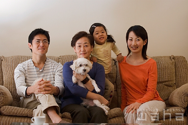 イラスト＆写真のストックフォトwaha（ワーハ）　人物、日本人、家族、リビング　pc1-0052b