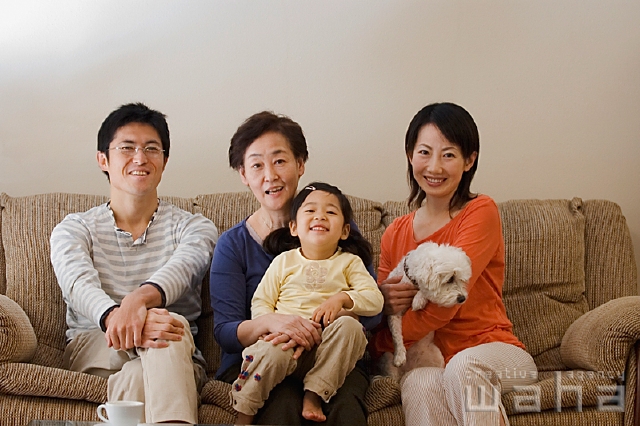 イラスト＆写真のストックフォトwaha（ワーハ）　人物、日本人、家族、リビング　pc1-0053b