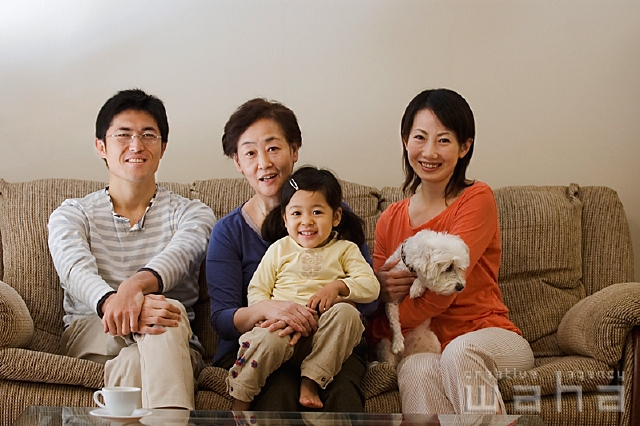 イラスト＆写真のストックフォトwaha（ワーハ）　人物、日本人、家族、リビング　pc1-0054b