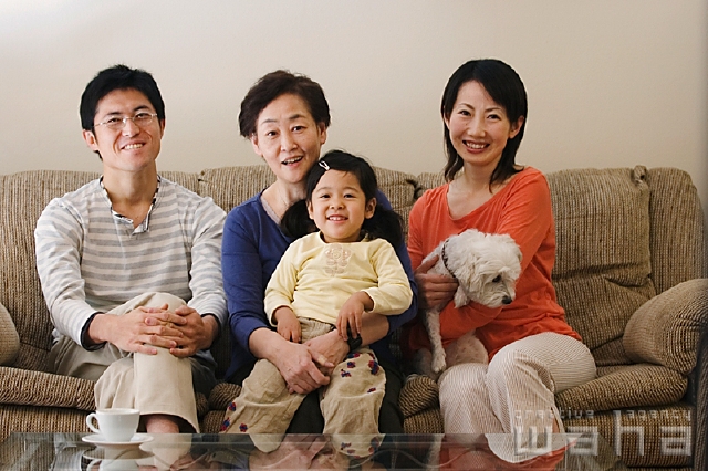 イラスト＆写真のストックフォトwaha（ワーハ）　人物、日本人、家族、リビング　pc1-0055b