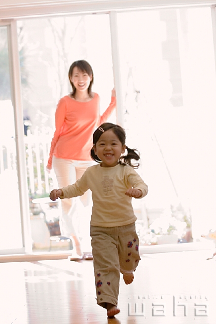 イラスト＆写真のストックフォトwaha（ワーハ）　人物、日本人、子供、走る、主婦、子ども、こども　pc1-0063b