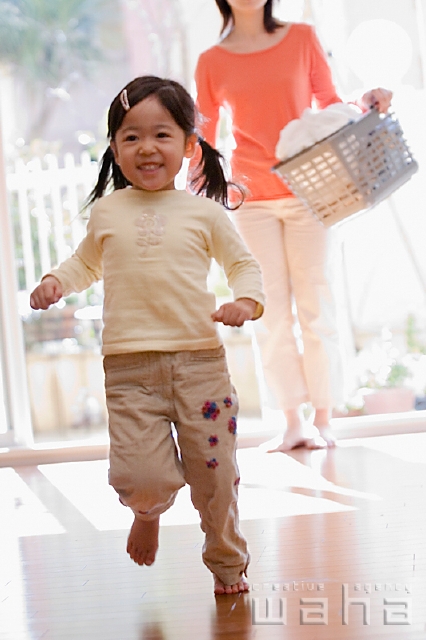 イラスト＆写真のストックフォトwaha（ワーハ）　人物、日本人、子供、走る、主婦、子ども、こども　pc1-0065b