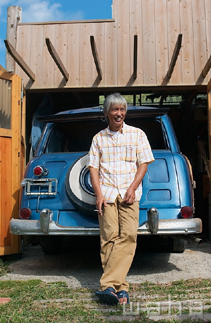 イラスト＆写真のストックフォトwaha（ワーハ）　人物、日本人、夫婦、自動車、ガーデニング、中高年　pc3-0004b