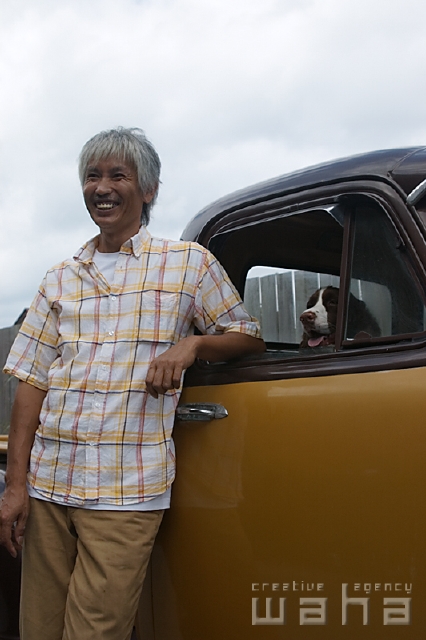 イラスト＆写真のストックフォトwaha（ワーハ）　人物、日本人、中高年、自動車　pc3-0012b