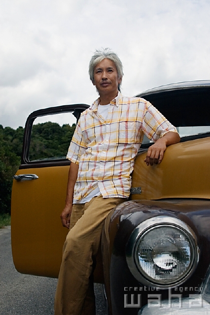 イラスト＆写真のストックフォトwaha（ワーハ）　人物、日本人、中高年、自動車　pc3-0013b