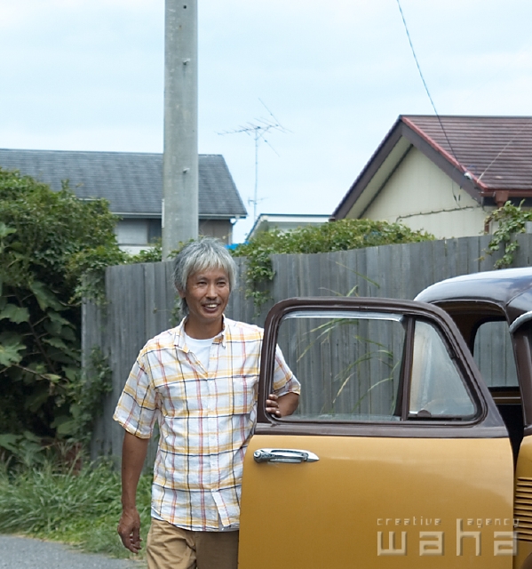 イラスト＆写真のストックフォトwaha（ワーハ）　人物、日本人、中高年、自動車　pc3-0020b