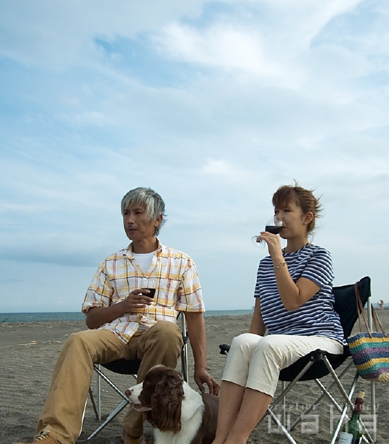 イラスト＆写真のストックフォトwaha（ワーハ）　人物、日本人、夫婦、ペット、夏、季節、四季、海、うみ、海岸　pc3-0033b