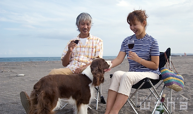 イラスト＆写真のストックフォトwaha（ワーハ）　人物、日本人、夫婦、ペット、夏、季節、四季、海、うみ、海岸　pc3-0035b