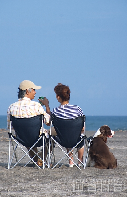 イラスト＆写真のストックフォトwaha（ワーハ）　人物、日本人、夫婦、ペット、夏、季節、四季、海、うみ、海岸　pc3-0037b