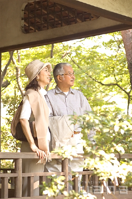 イラスト＆写真のストックフォトwaha（ワーハ）　人物、日本人、夫婦、中高年、旅行、和風　pc3-0042b