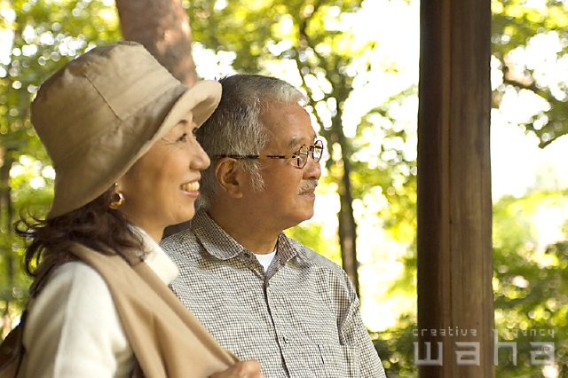 イラスト＆写真のストックフォトwaha（ワーハ）　人物、日本人、夫婦、中高年、旅行、表情、ポーズ　pc3-0043b