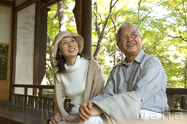 イラスト＆写真のストックフォトwaha（ワーハ）　人物、日本人、夫婦、中高年、旅行、和風　pc3-0049b