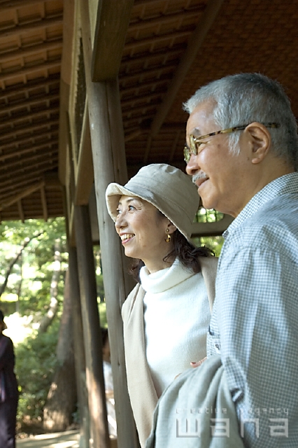 イラスト＆写真のストックフォトwaha（ワーハ）　人物、日本人、夫婦、中高年、旅行、和風　pc3-0050b