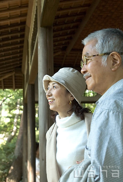 イラスト＆写真のストックフォトwaha（ワーハ）　人物、日本人、夫婦、中高年、旅行、和風　pc3-0051b