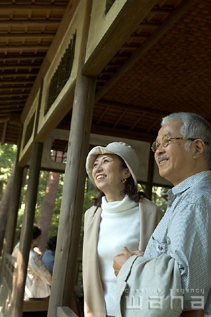 イラスト＆写真のストックフォトwaha（ワーハ）　人物、日本人、夫婦、中高年、旅行、和風　pc3-0052b