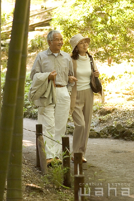 イラスト＆写真のストックフォトwaha（ワーハ）　人物、日本人、夫婦、中高年、旅行、散歩　pc3-0054b