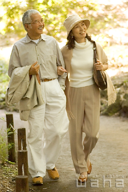 イラスト＆写真のストックフォトwaha（ワーハ）　人物、日本人、夫婦、中高年、旅行、散歩　pc3-0055b