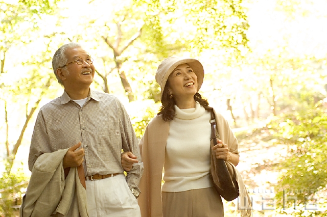 イラスト＆写真のストックフォトwaha（ワーハ）　人物、日本人、夫婦、中高年、旅行、散歩　pc3-0056b