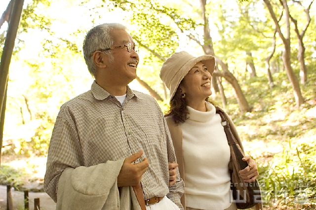イラスト＆写真のストックフォトwaha（ワーハ）　人物、日本人、夫婦、中高年、旅行、散歩　pc3-0058b