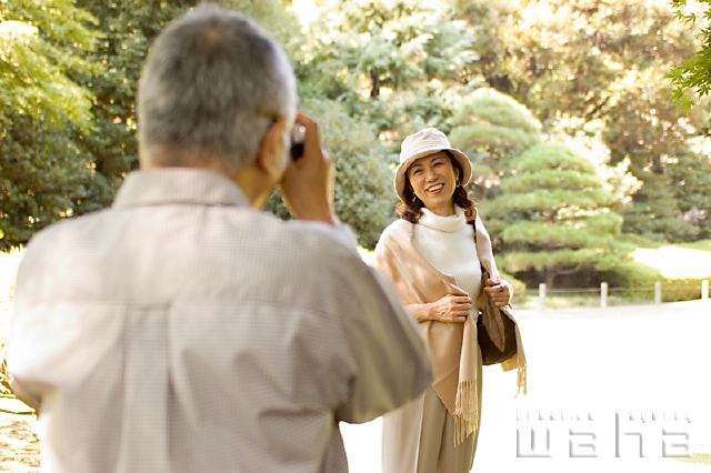イラスト＆写真のストックフォトwaha（ワーハ）　人物、日本人、夫婦、中高年、旅行　pc3-0059b
