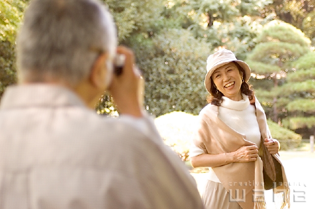 イラスト＆写真のストックフォトwaha（ワーハ）　人物、日本人、夫婦、中高年、旅行　pc3-0060b