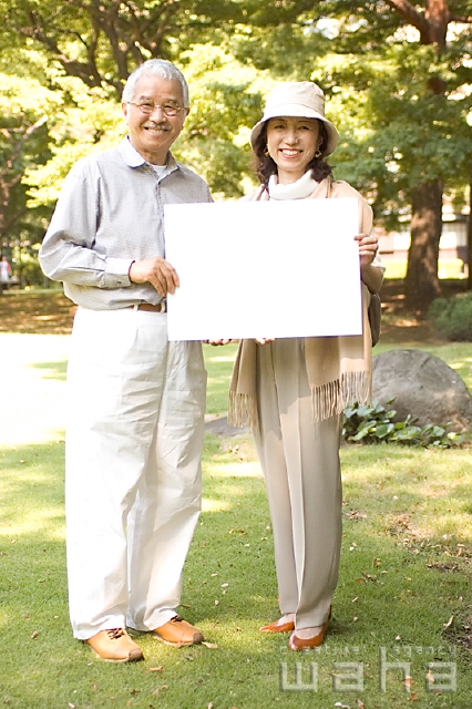 イラスト＆写真のストックフォトwaha（ワーハ）　人物、日本人、夫婦、中高年、旅行、メッセージボード　pc3-0062b