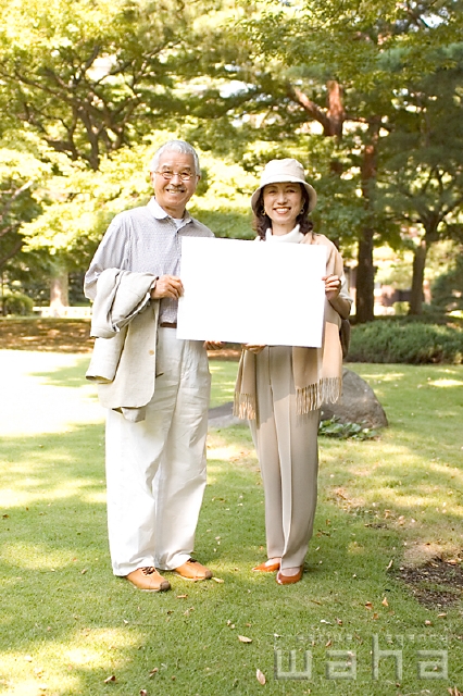 イラスト＆写真のストックフォトwaha（ワーハ）　人物、日本人、夫婦、中高年、旅行、メッセージボード　pc3-0063b