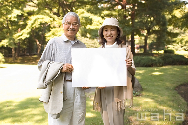イラスト＆写真のストックフォトwaha（ワーハ）　人物、日本人、夫婦、中高年、旅行、メッセージボード　pc3-0064b