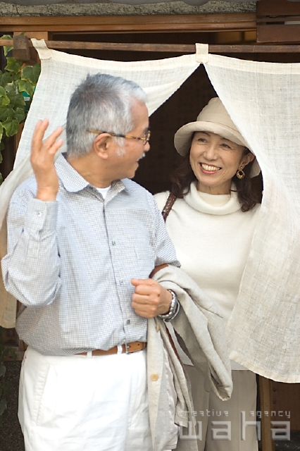 イラスト＆写真のストックフォトwaha（ワーハ）　人物、日本人、夫婦、中高年、旅行、和風　pc3-0065b
