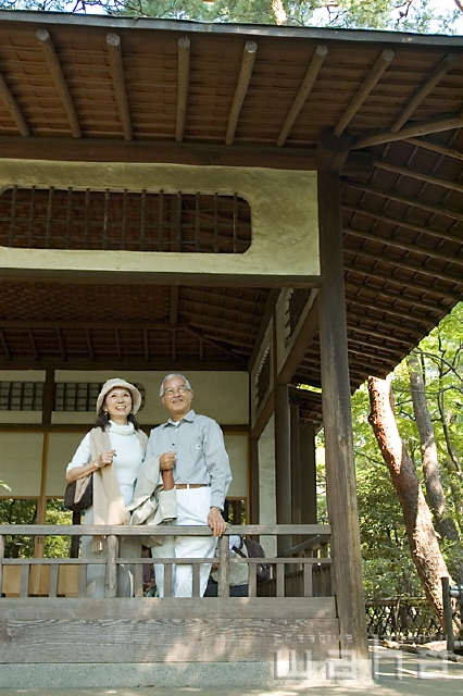 イラスト＆写真のストックフォトwaha（ワーハ）　人物、日本人、夫婦、中高年、旅行、和風　pc3-0066b