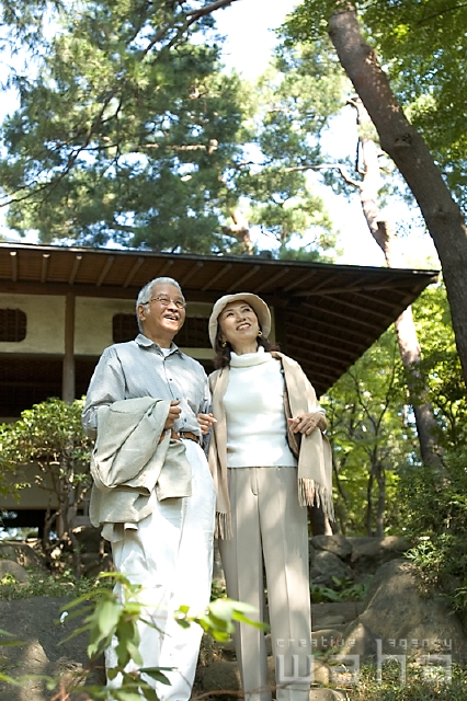 イラスト＆写真のストックフォトwaha（ワーハ）　人物、日本人、夫婦、中高年、旅行、和風　pc3-0067b
