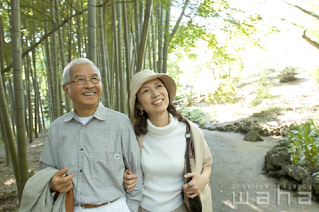 イラスト＆写真のストックフォトwaha（ワーハ）　人物、日本人、夫婦、中高年、旅行、散歩　pc3-0069b