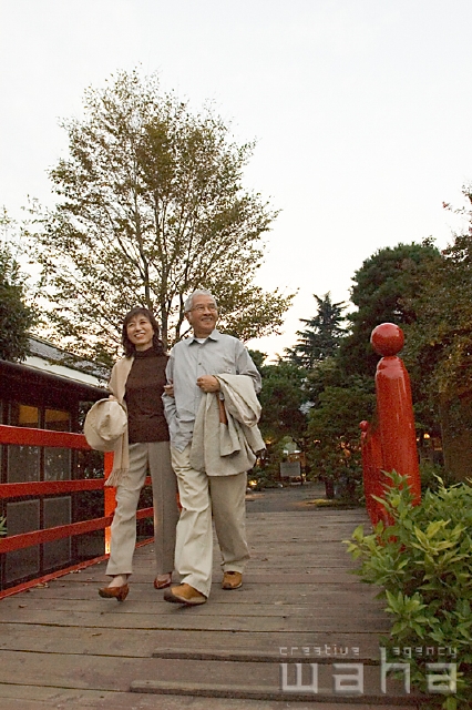 イラスト＆写真のストックフォトwaha（ワーハ）　人物、日本人、夫婦、中高年、旅行、散歩　pc3-0072b
