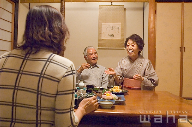 イラスト＆写真のストックフォトwaha（ワーハ）　人物、日本人、夫婦、中高年、旅行、和風　pc3-0075b