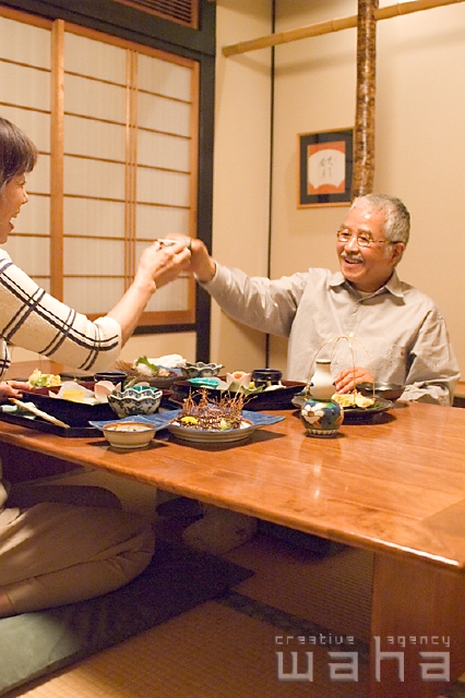 イラスト＆写真のストックフォトwaha（ワーハ）　人物、日本人、夫婦、中高年、旅行、和風　pc3-0083b