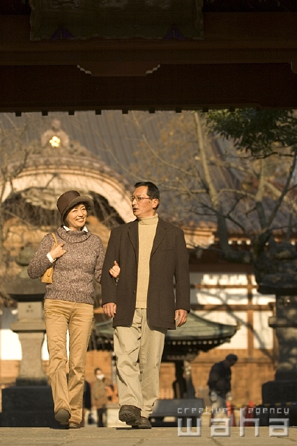 イラスト＆写真のストックフォトwaha（ワーハ）　人物、日本人、秋、夫婦、季節、四季、季節、四季　pc3-0111b