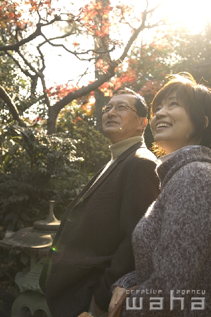 イラスト＆写真のストックフォトwaha（ワーハ）　人物、日本人、散歩、夫婦　pc3-0123b