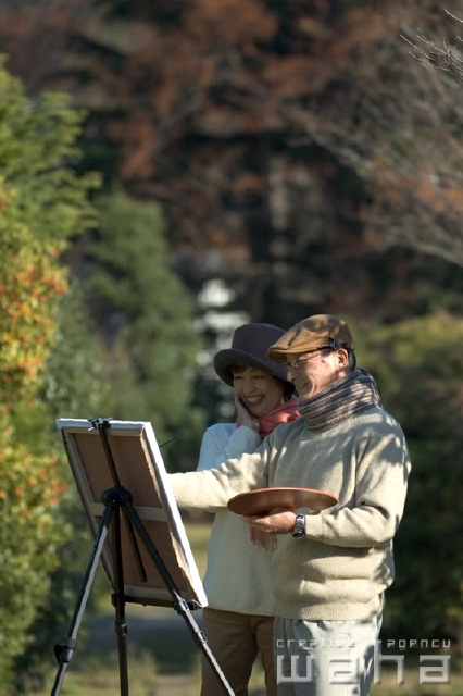 イラスト＆写真のストックフォトwaha（ワーハ）　人物、日本人、秋、夫婦、季節、四季、趣味、絵画、絵、スケッチ、描く　pc3-0146b